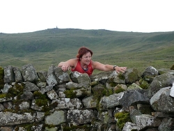Lyn climbing the wall, Cracoe Fell Race 2010 - Photo ©Dave Woodhead